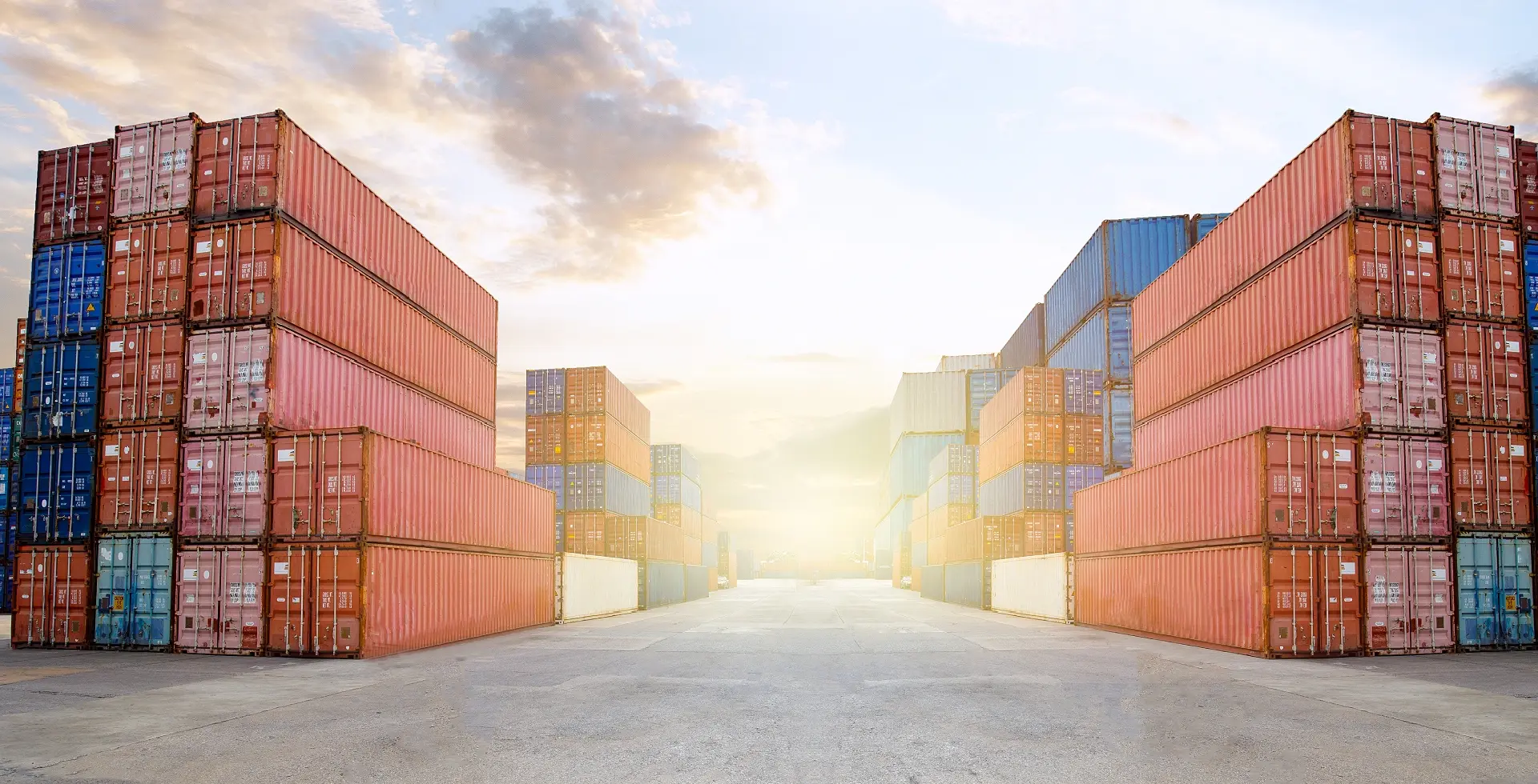 Conteneurs empilés au coucher du soleil